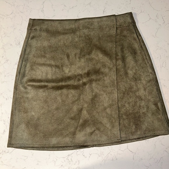 Max Studio London 26”W Faux Suede Wrap Mini Skirt Army Green - Picture 7 of 15